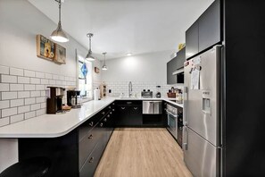 Fridge, oven, stovetop, dishwasher - Anchor House Southport (Southport)