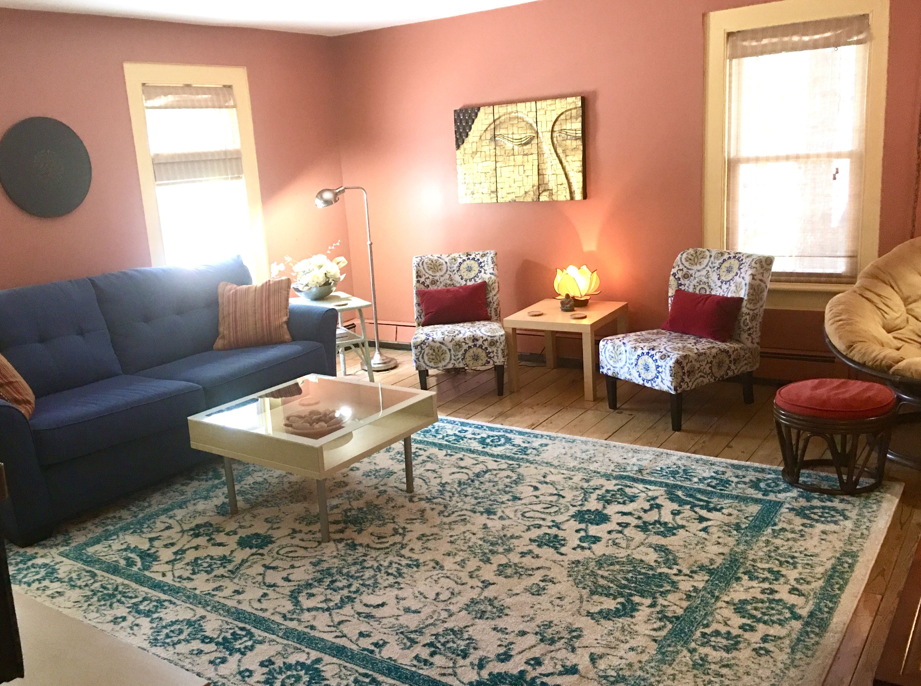 Village Center: Gracious & Spacious Retreat "Above the Books"