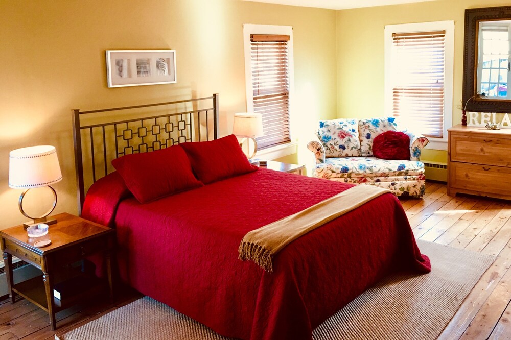 Village Center: Gracious & Spacious Retreat "Above the Books"