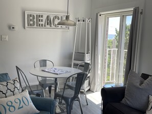 Smart TV, books - Newly renovated Beach Block Condo with Pool (Cape May)