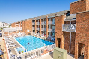 Pool - Newly renovated Beach Block Condo with Pool (Cape May)