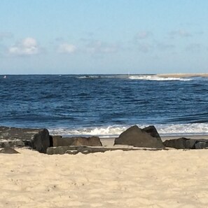 Beach nearby, sun-loungers - Newly renovated Beach Block Condo with Pool (Cape May)