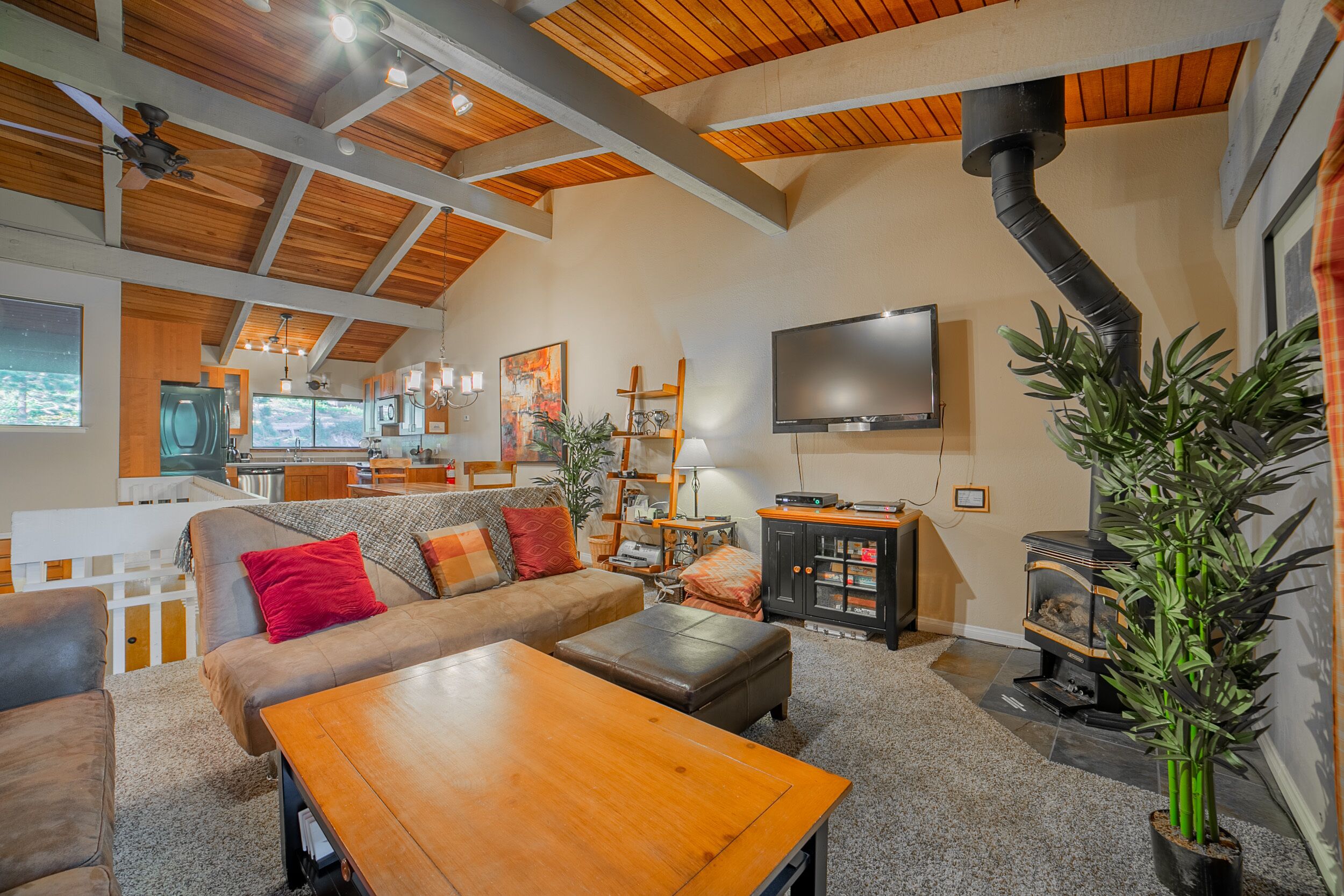 Walk to Canyon lodge! Well appointed and Clean condo at Mammoth West.