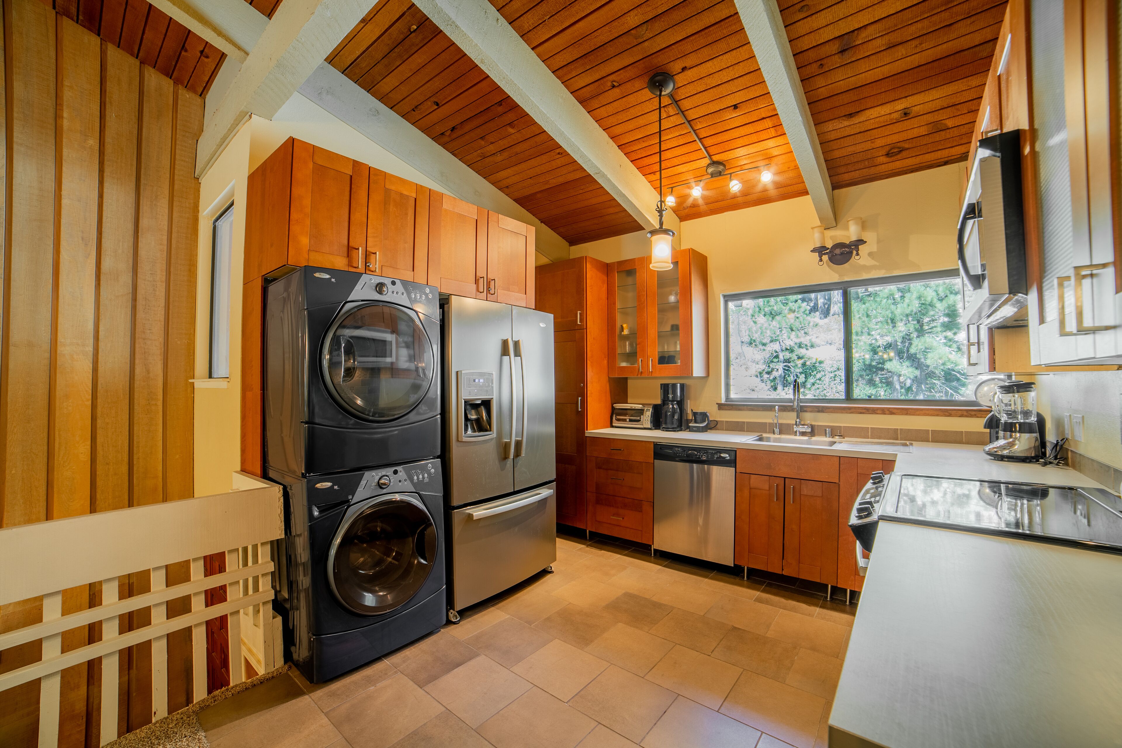 Walk to Canyon lodge! Well appointed and Clean condo at Mammoth West.