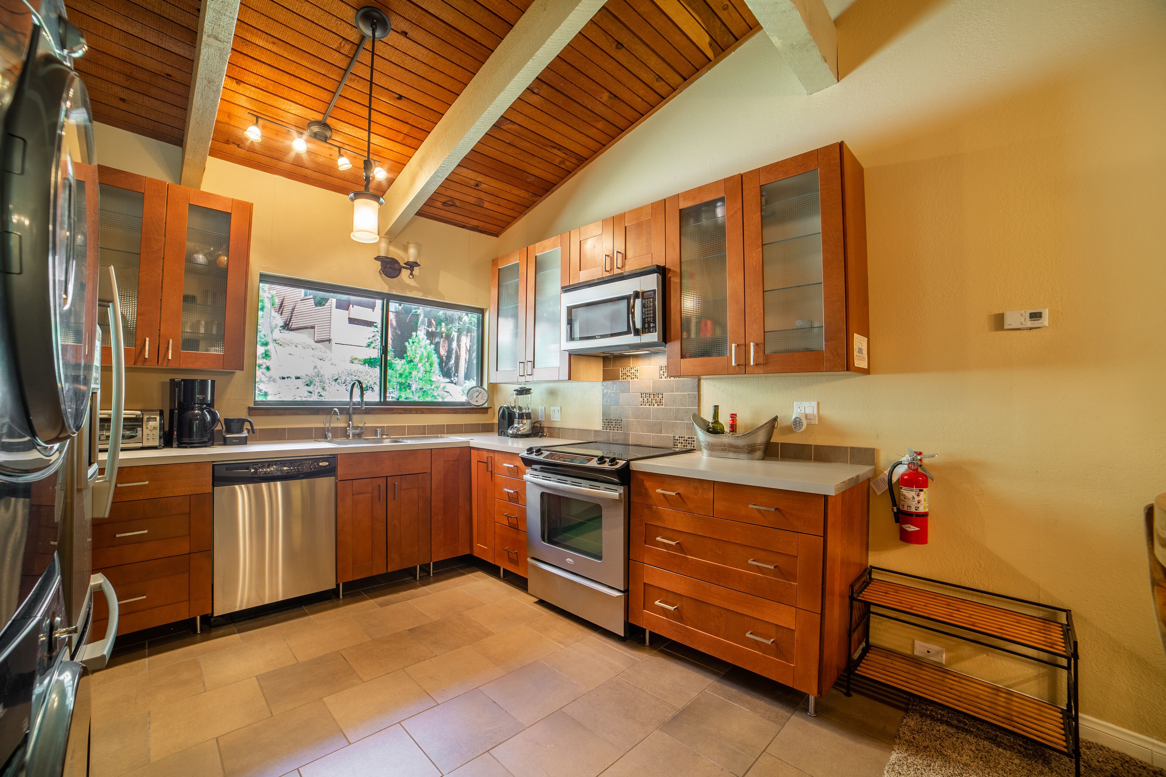 Walk to Canyon lodge! Well appointed and Clean condo at Mammoth West.