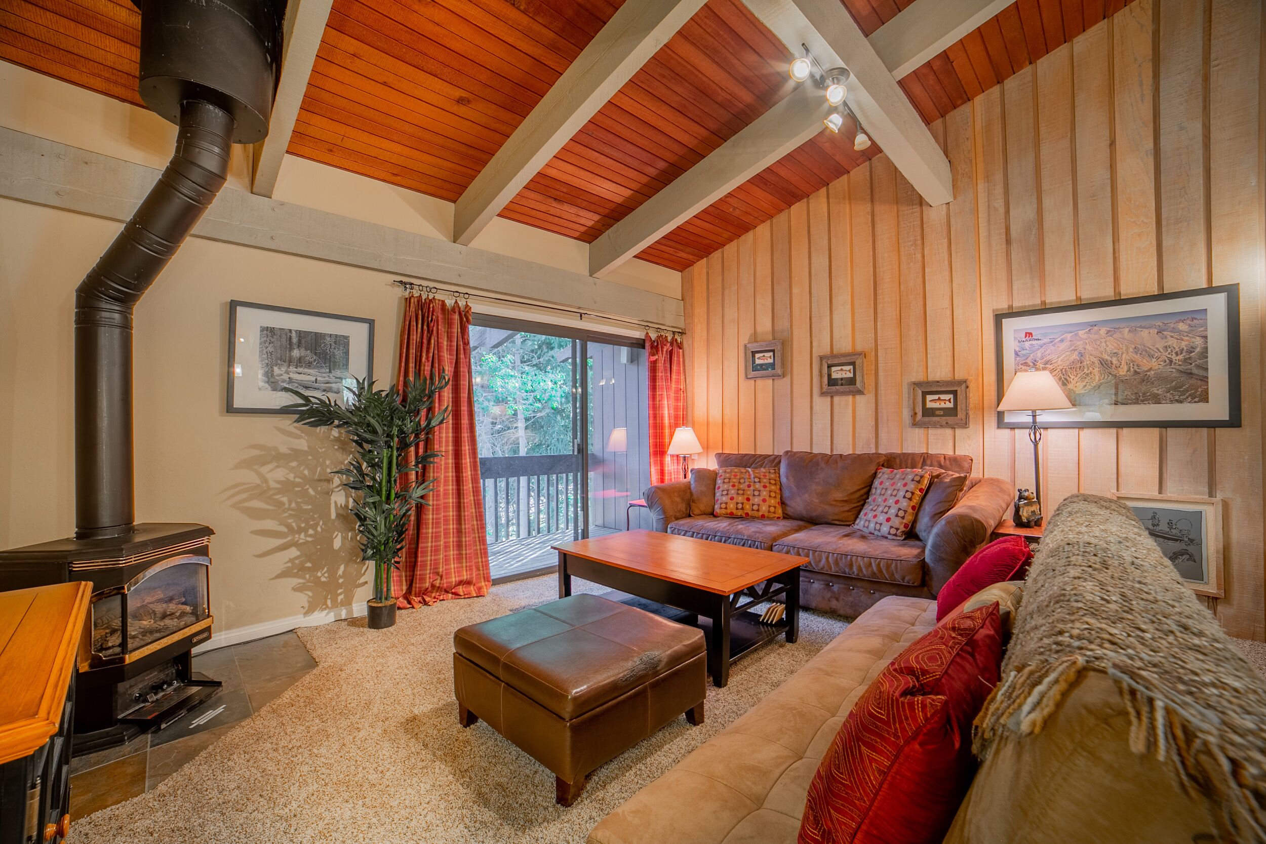 Walk to Canyon lodge! Well appointed and Clean condo at Mammoth West.