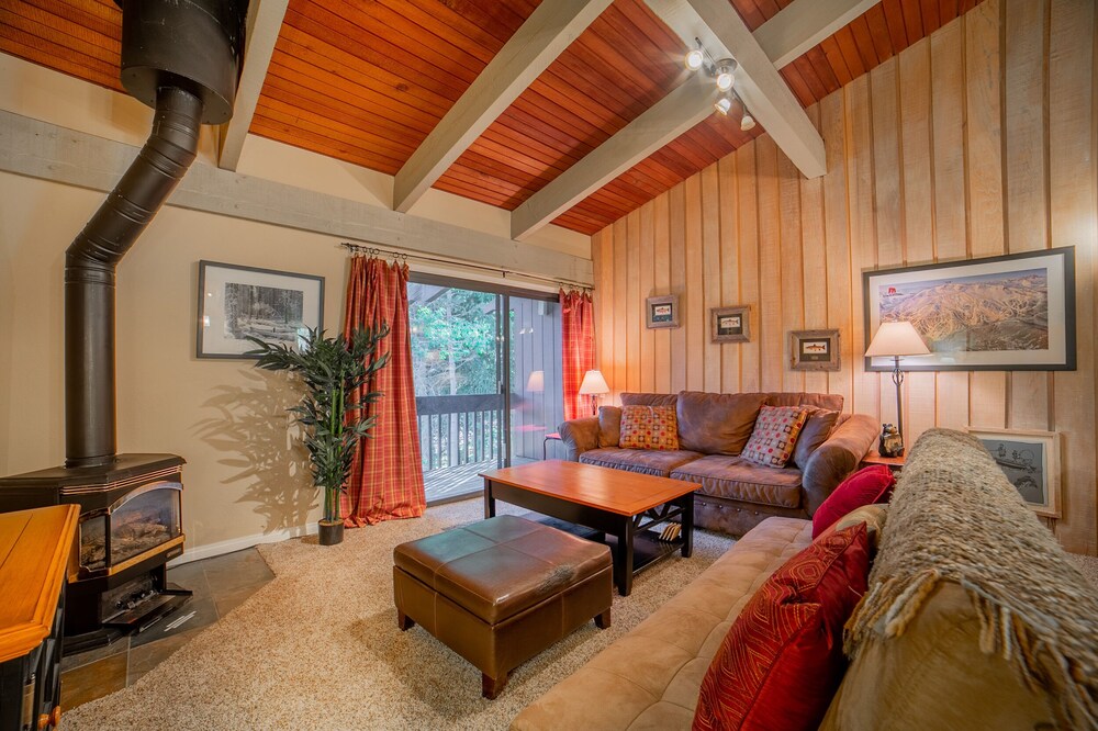 Walk to Canyon lodge! Well appointed and Clean condo at Mammoth West.