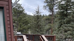 Une terrasse en bois avec un escalier menant à une maison.