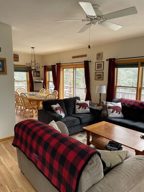 Smart-TV, peis og bøker