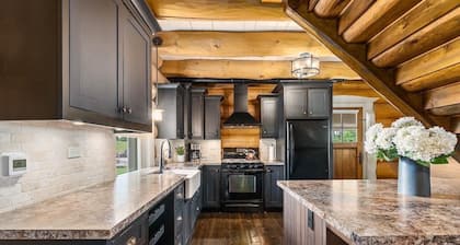 Exquisite Log Cabin Retreat- Perfect Couple’s Getaway! Tranquility at its best❤️