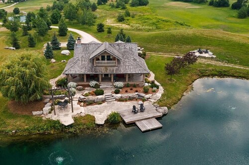 Exquisite Log Cabin Retreat- Perfect Couple’s Getaway!  Tranquility at its best❤️