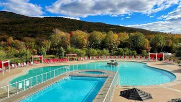 Innendørsbasseng og utendørsbasseng