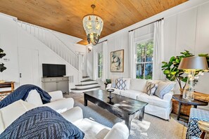TV - Barbarossa: Beautifully Decorated 4BR Home - South of 30A - Private Pool! (Rosemary Beach)