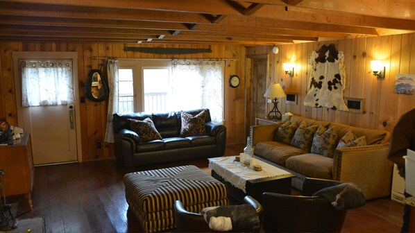 Smart TV, fireplace, DVD player