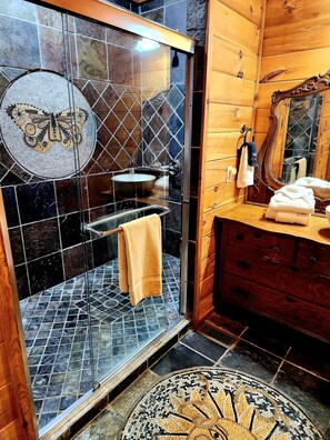 Regadera, toallas, jabón, papel de baño 