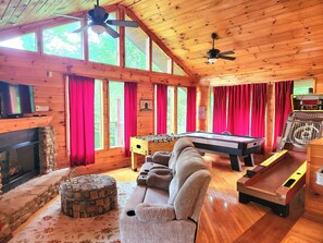 Een televisie, een open haard, een dvd-speler en tafelvoetbal