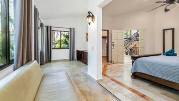 6 bedrooms, desk, iron/ironing board, WiFi