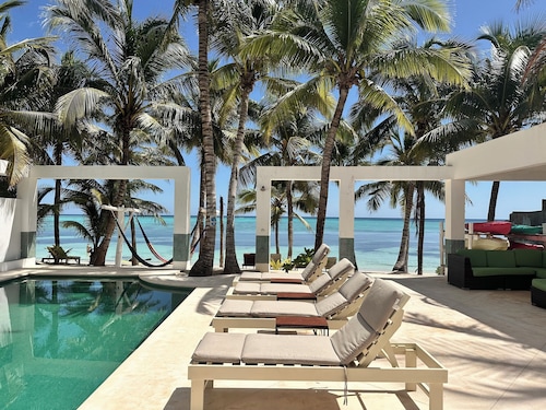 BEACHFRONT VILLA ON WHITE SAND BEACH AND CHEF SERVICE AVAILABLE
