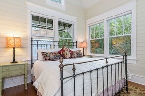 4 bedrooms, iron/ironing board, WiFi, bed sheets