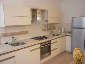 Fridge, microwave, oven, stovetop - Gorgeous 2.5 Bdrm Apt. in Jerusalem (Jerusalem)