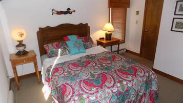 4 bedrooms, iron/ironing board, free WiFi, bed sheets