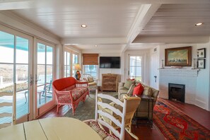 TV - This original Tybee Cottage that has been lovingly restored is directly oceanfront! (Tybee Island)