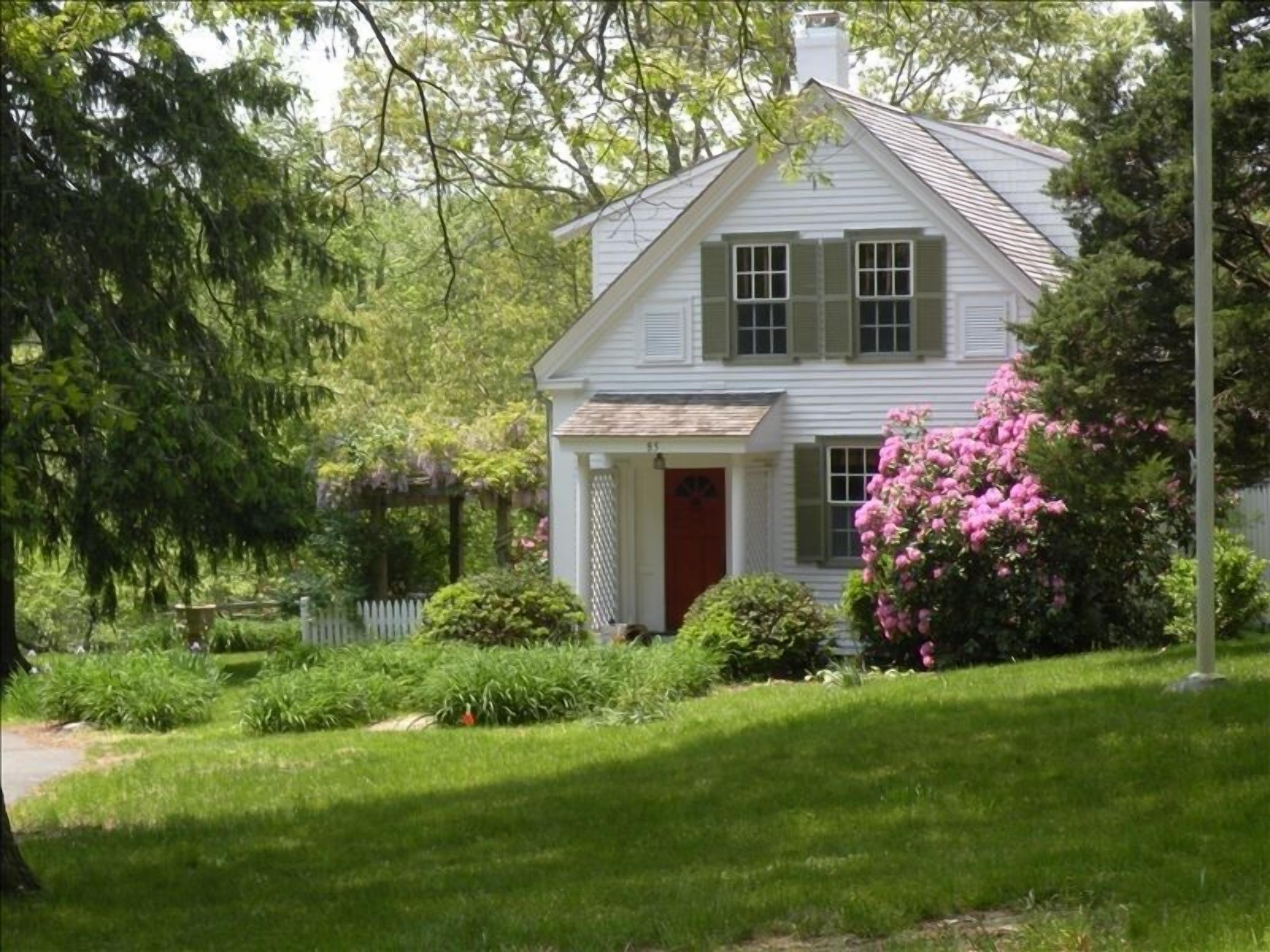 Classic Secluded Cape with Separate Soaring Lofted Guesthouse