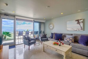 TV, DVD player - Ocean Front + 2 Private View Decks in Heart of MB (San Diego)