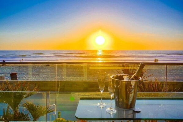 Property grounds - Ocean Front + 2 Private View Decks in Heart of MB (San Diego)