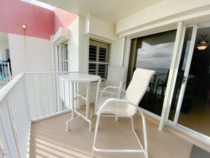 Outdoor dining - Beautiful 2BD/2BA Direct Beachfront Condo Sleeps 6, Ormond Beach/Dayton (Ormond Beach)