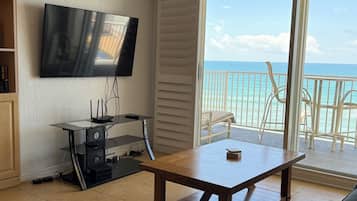 Télévision, lecteur de DVD, livres