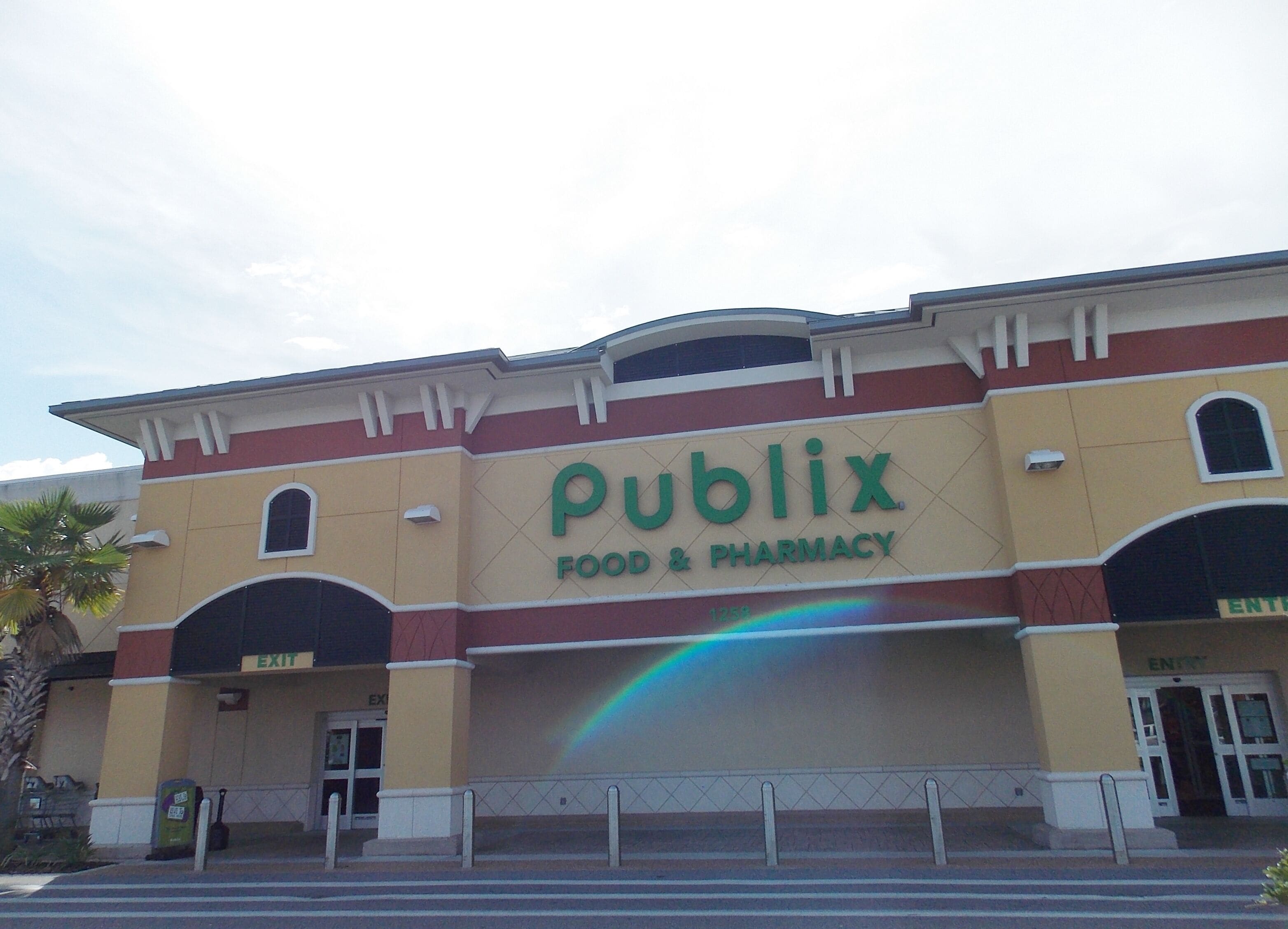 Una tienda Publix Food & Pharmacy con una entrada y salida claramente señalizadas.