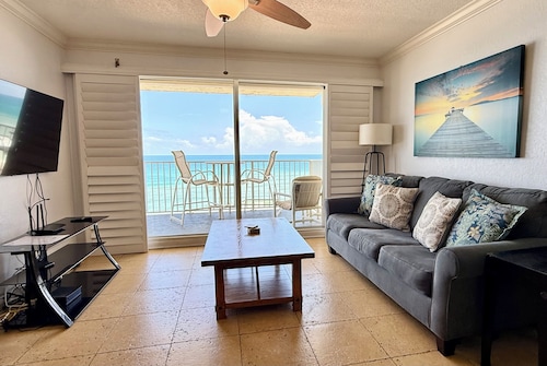Large Oceanfront 2BD/2BA, Sleeps 6, Pool, Kitchen, W/D, Parking, Ormond/Daytona