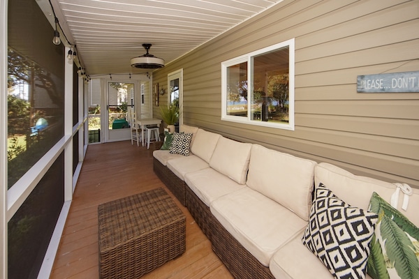 Screened in back porch with plenty of seating