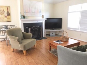 Téléviseur, foyer, livres