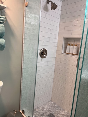 Ensemble douche/baignoire, sĂšche-cheveux, serviettes fournies, savon