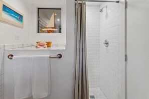 Shower, hair dryer, towels, soap - Coconut Grove Dream, located in the heart of the village. Beloved by the sailors (Miami)