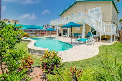 Stay at Casa de Tortuga: Remodeled beauty! Save 10% on 7+ nights.