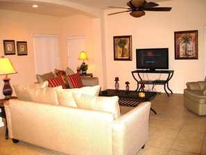 Smart TV, videojuegos, reproductor de DVD y futbolito 