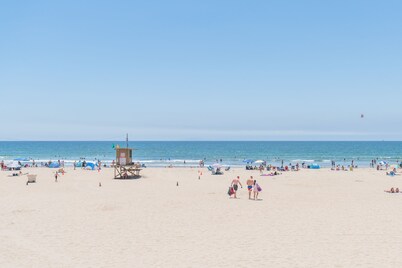 Darling Balboa Island Getaway | Bay Views, Sunny Patio | Wildly Walkable - No Car Needed!