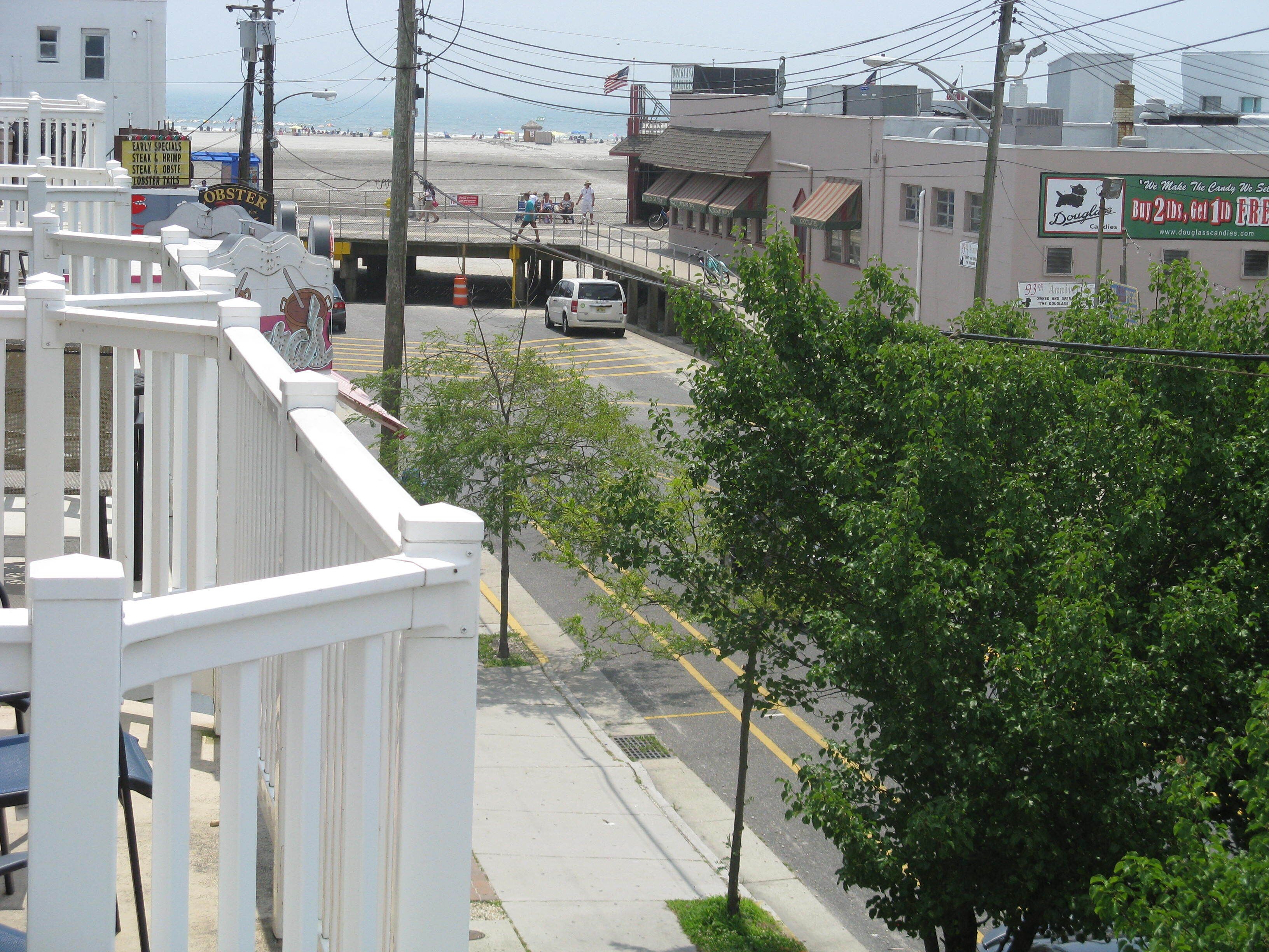 Luxury Beachfront Condo In Wildwood (Great Location !!!)