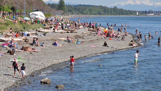 A crowded beach with people relaxing and walking along the shore. - Self Entrance 2 BR, Whole Suite, Close To White Rock Beach & US Border, NEW (Surrey)