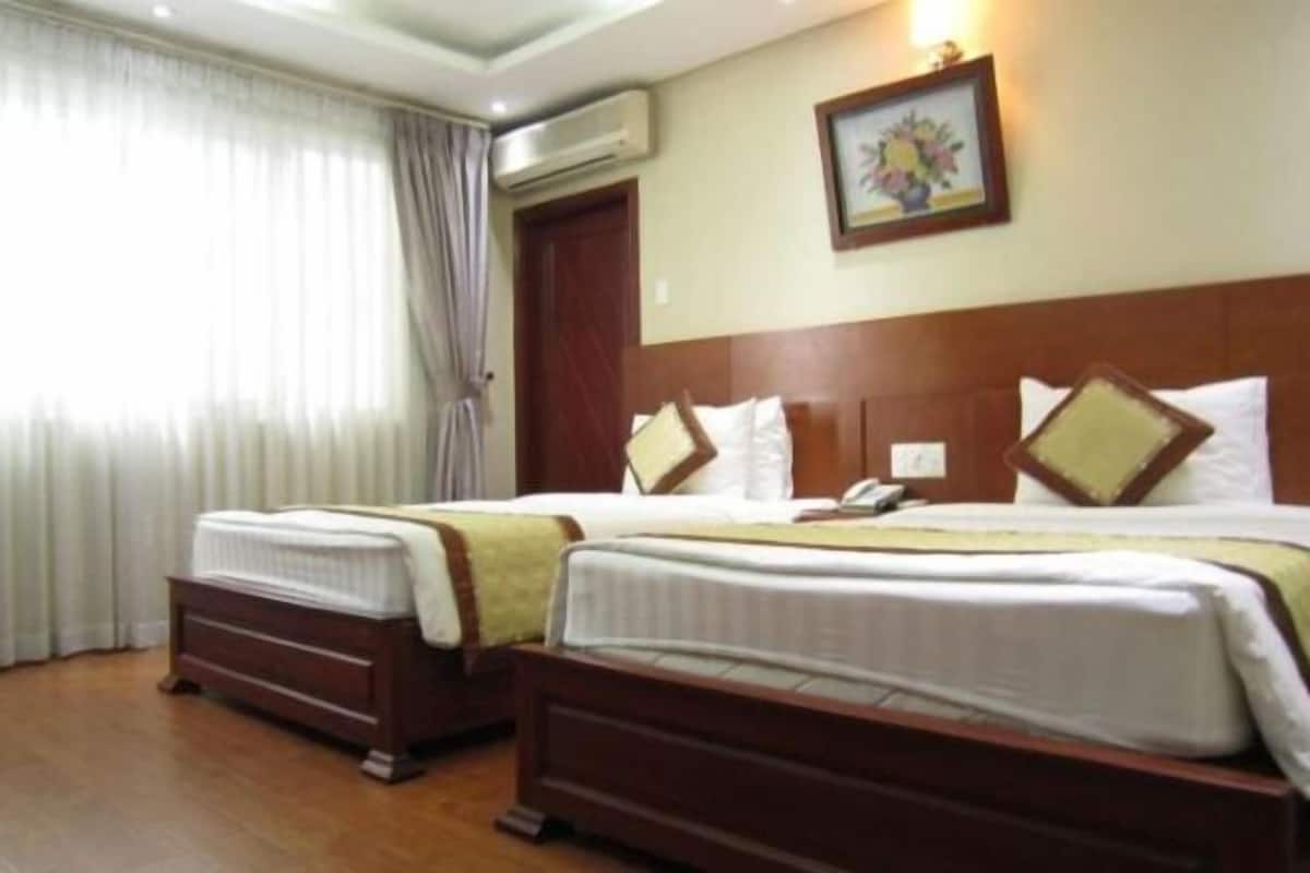 Bar mini, meja, ruang kerja komputer riba, langsir/tirai gelap terus