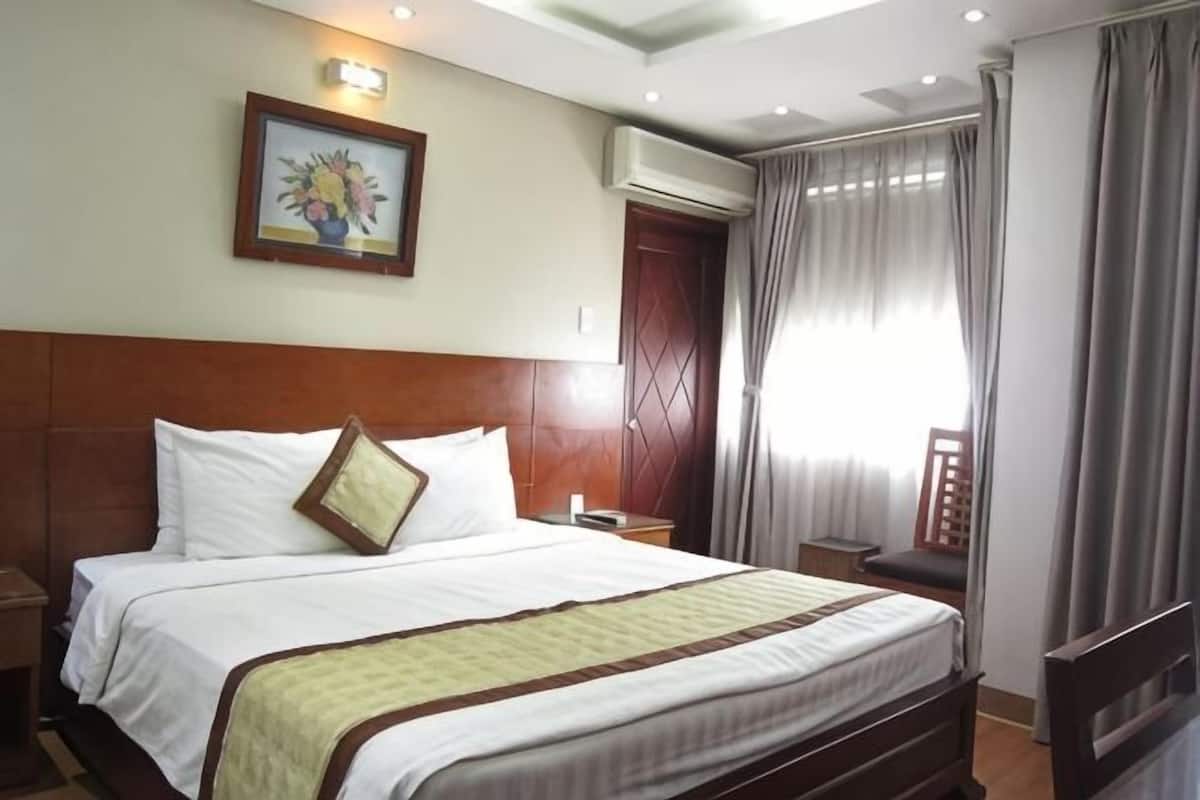 Bar mini, meja, ruang kerja komputer riba, langsir/tirai gelap terus