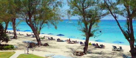 En la playa, camastros y toallas de playa