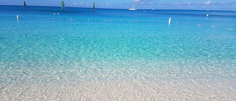 Ubicación a pie de playa, tumbonas y toallas de playa