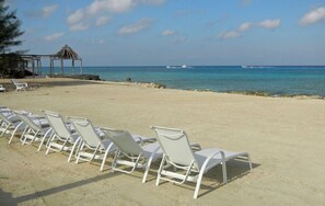 Plage, chaises longues, serviettes de plage