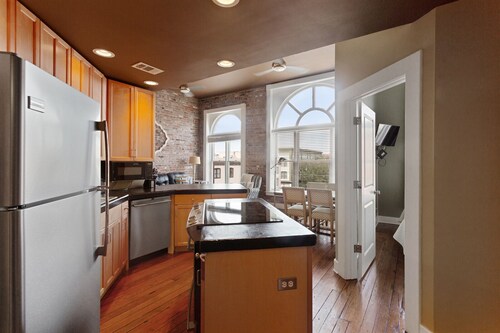 Telfair Loft 311: Magnifique condo dans un bâtiment historique près du marché de la ville