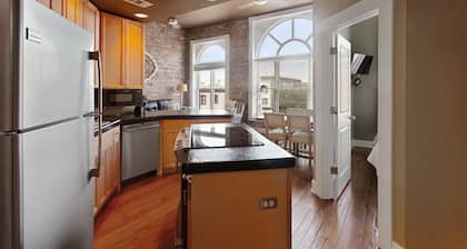 Telfair Loft 311: Magnifique condo dans un bùtiment historique prÚs du marché de la ville