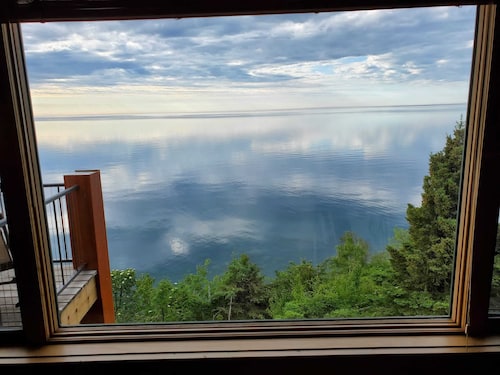 Lakefront home with Stunning Lake Superior Views